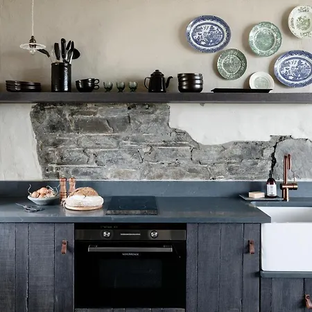 Lodge Gate Lodge@white *