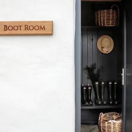 Gate Lodge@white * Milltown Malbay