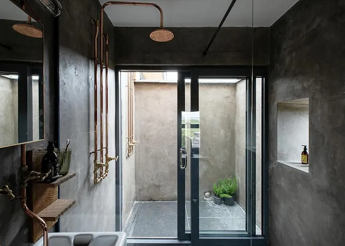 Lodge Gate Lodge@white *